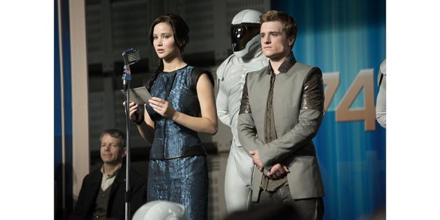 Katniss (Jennifer Lawrence) und Peeta (Josh Hutcherson) auf der Siegertour durch die Distrikte