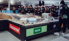 DEVK pr&auml;sentiert prominente Duelle auf digitaler Rennstrecke