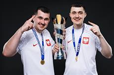 Weltmeister! Beim FIFAe World Cup 25<sup>&trade;</sup> mit eFootball<sup>&trade;</sup> triumphiert Thailand in der Mobile-Kategorie, w&auml;hrend Polen sich den Titel auf der Konsole sichert.